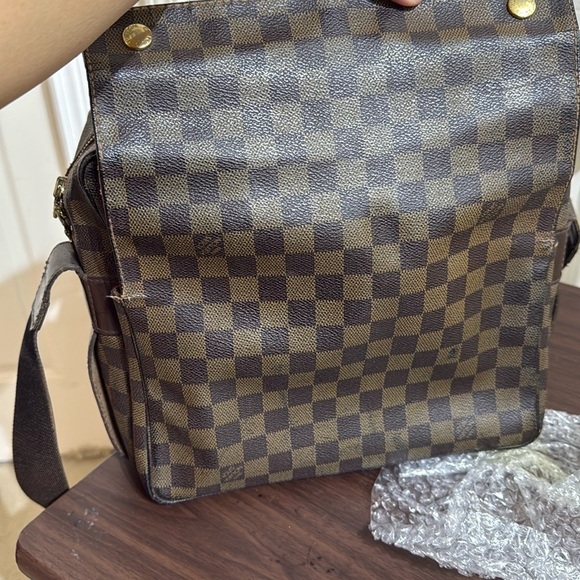 LV Messenger Bag in good condition just needs cleaning - Picture 8 of 12